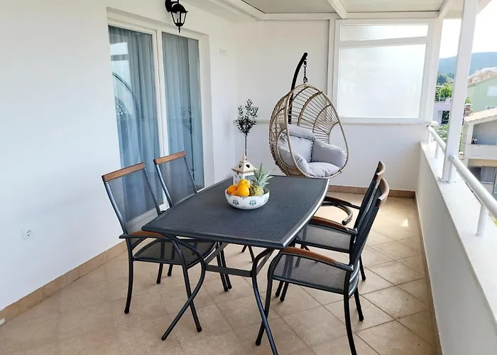 Split View 2 Bedrooms Luxury 90 M2 דירה *