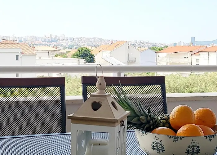 Split View 2 Bedrooms Luxury 90 M2 דירה Klis