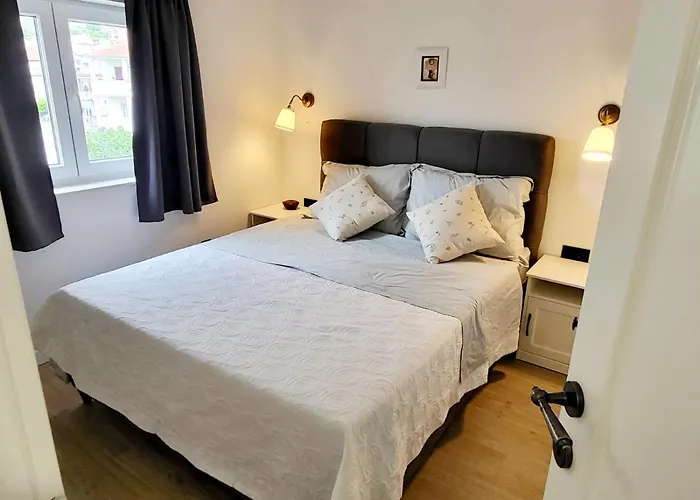 Split View 2 Bedrooms Luxury 90 M2 דירה Klis
