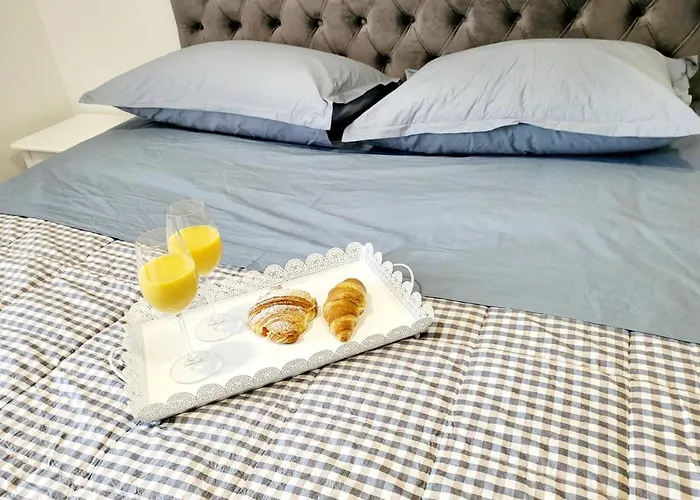 Split View 2 Bedrooms Luxury 90 M2 דירה *