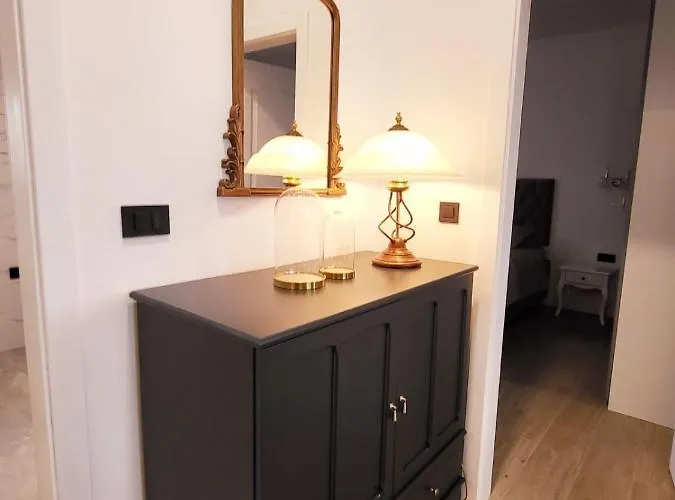 Split View 2 Bedrooms Luxury 90 M2 דירה Klis