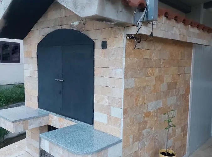 Split View 2 Bedrooms Luxury 90 M2 דירה